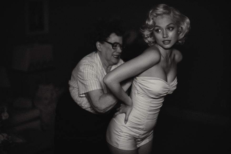 De Armas spent over three hours a day in hair, makeup and wardrobe in order to become Monroe.