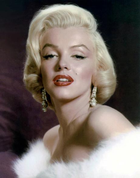 McIntosh dyed each of de Armas' human-hair, customized wigs different shades of blonde in effort to recreate Monroe's different looks at varying stages of her life.