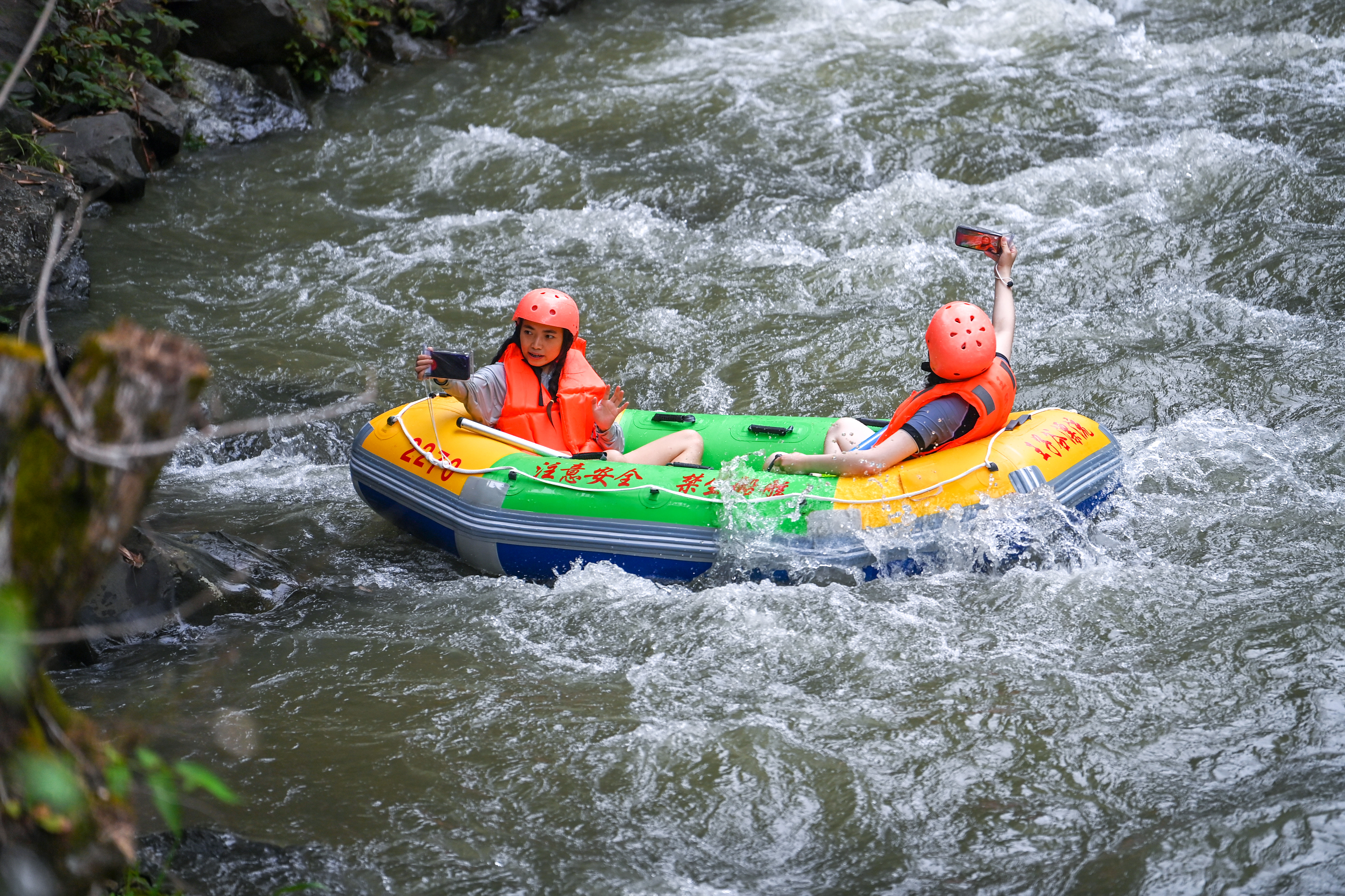 Tourists enjoy river drifting fun in Chun'an County, Zhejiang Province on June 3, 2023. /CNSPHOTO